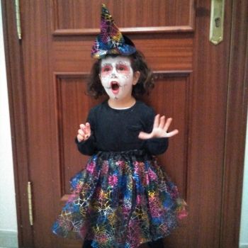 Martina disfrazada de Catrina bruja para Halloween