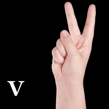 Letra V. El alfabeto con las manos
