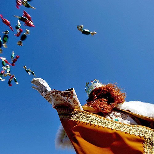 Los Reyes Magos tiran caramelos en Algeciras (España)