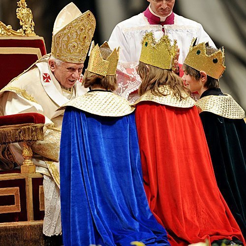 Los Reyes Magos visitan al Papa Benedicto XVI