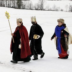 Niños disfrazados de Reyes Magos pasean por la nieve
