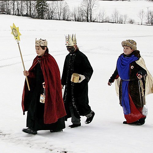 Niños disfrazados de Reyes Magos pasean por la nieve