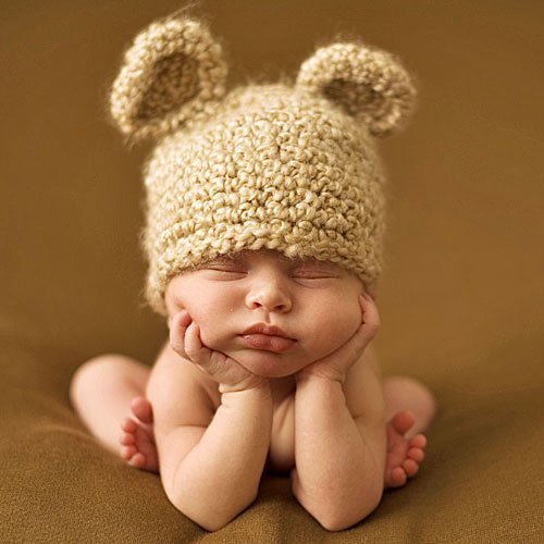 Bebé con orejitas de oso durmiendo