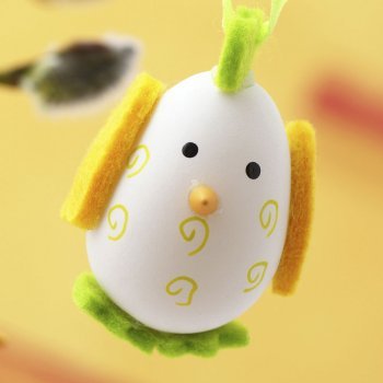 Decorar el huevo de pollito simpático