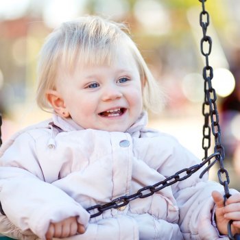 Protección solar a niños en parques infantiles