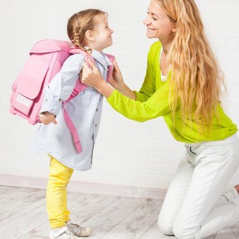 La mochila y la espalda de los niños