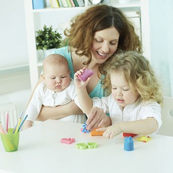 Guardería o cuidadora para cuidar a los niños