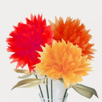 Flores de colores en papel crepé
