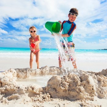 Jugar con agua y arena