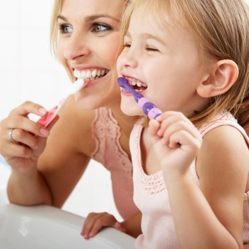 Higiene dental infantil y limpiezas periódicas en la clínica
