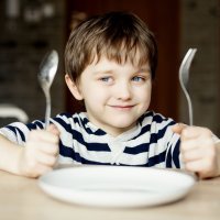 Normas de conducta de los niños en la mesa a la hora de comer