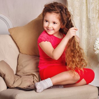 Enrollarse el pelo. Malos hábitos de los niños