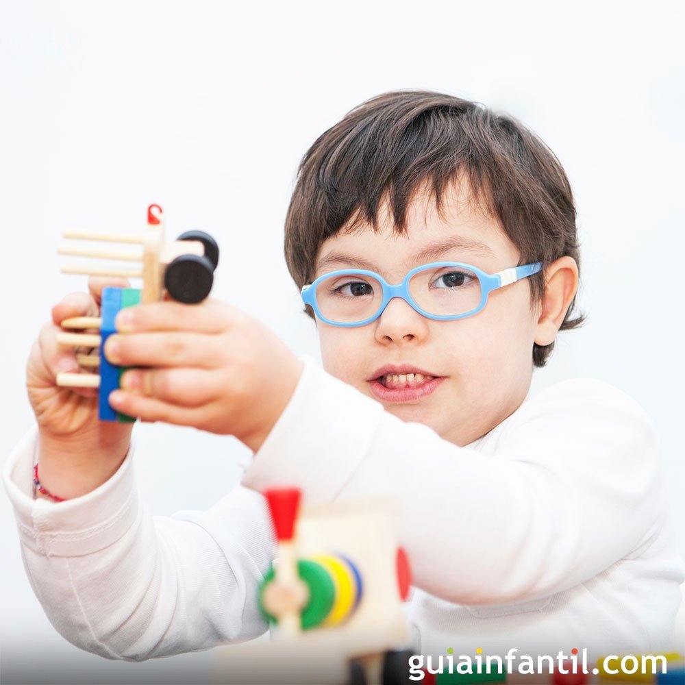 Retrato de un niño de 5 años contra el fondo de juguetes dispersos