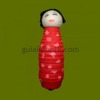 Muñeca japonesa. Manualidades infantiles de reciclaje