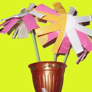 Margaritas de plástico. Manualidades infantiles de reciclaje