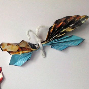 Mariposas con revistas. Manualidades para niños