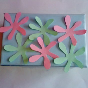 Caja decorada con flores. Manualidades para niños