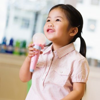 Los beneficios del karaoke para los niños