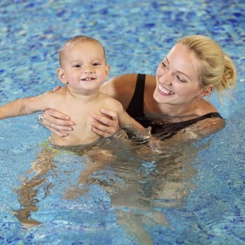 Ejercicios de estimulación en el agua para bebés