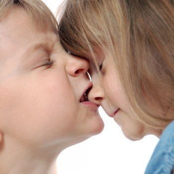 Niño que muerde a otros. Qué deben hacer los padres