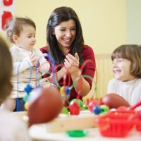 Qué hacen los bebés y niños en la guardería
