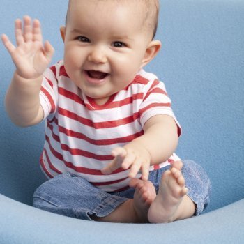 En qué postura colocar al bebé de día y de noche