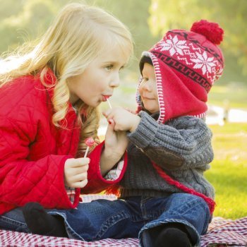 El momento de enseñar a los niños a compartir