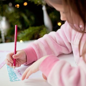Ayudar a los niños a escribir la carta a los Reyes Magos para los zapatos