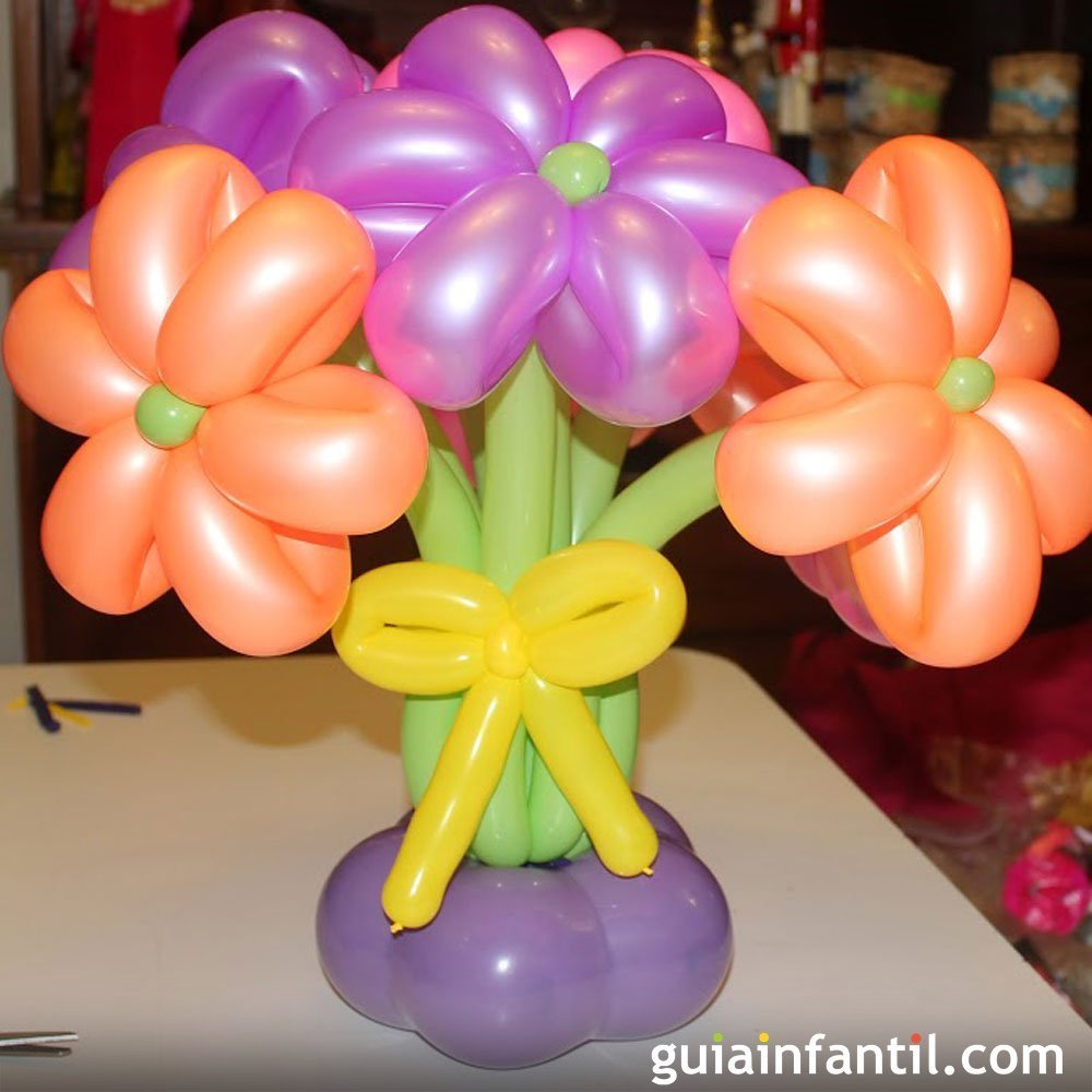Ramo de flores con globos. Manualidad de globoflexia para niños
