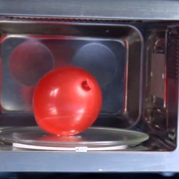 Inflar un globo en el microondas