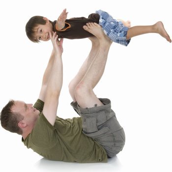 Juegos entre el papá y sus hijos