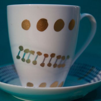 Decorar una taza para papá. Manualidades para niños