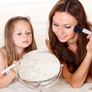 Las niñas imitan a las madres. Tal madre tal hija