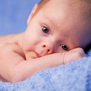 Por qué los bebés nacen con los ojos azules o grises