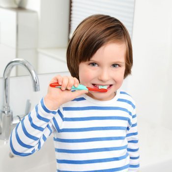 Cómo deben lavarse los dientes los niños