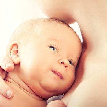 Cómo llevar al recién nacido en brazos