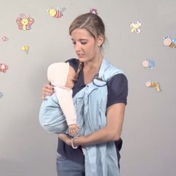 Cómo poner una bandolera portabebé