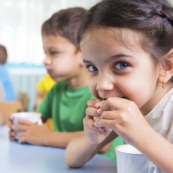 Por qué los niños comen mejor en el colegio