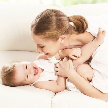 Beneficios de hacer cosquillas al bebé