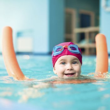 Materiales de aprendizaje para los bebés en la piscina