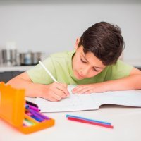Cómo organizar la zona de estudio de los niños