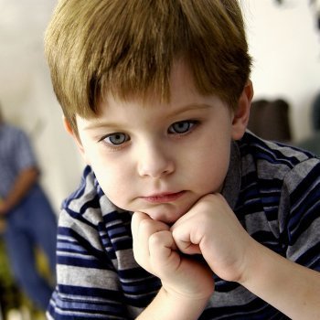Como ayudar a los niños que dejan de hablar