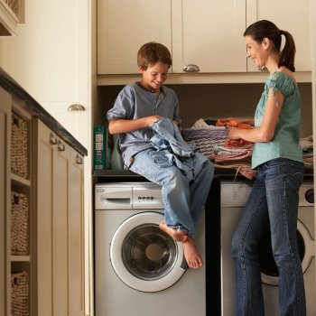 Cómo pueden ayudar en las tareas de casa los niños