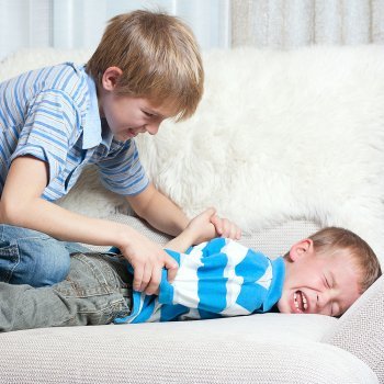 Cómo debe comportarse el niño cuando otros niños le pegan