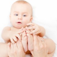Masaje para bebés con estreñimiento