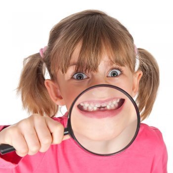 Causas de las manchas en los dientes de los niños