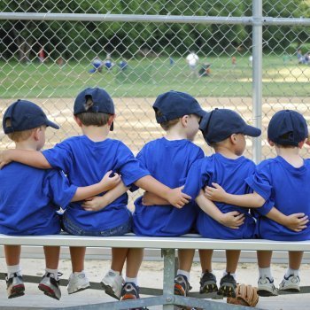 Cómo pueden los niños aprender a jugar en equipo