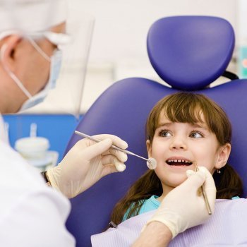 Cuándo llevar el niño al dentista para una limpieza dental