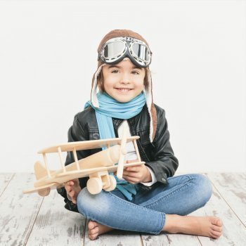 El primer viaje del niño en avión