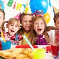 Los invitados a las fiestas de cumpleaños infantiles